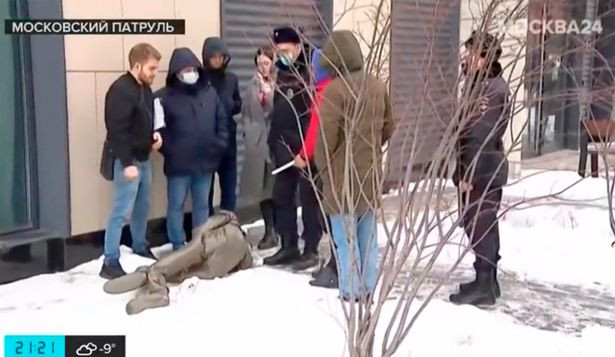 Momentul în care o tânără se aruncă de la etajul 4 ca să scape de bărbatul care o viola. „Am înjunghiat-o și apoi am fugit”