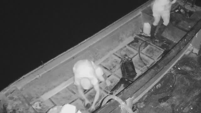 Imagini ireale. Momentul în care mai mulți pirați fură motorină din convoaiele de pe Dunăre