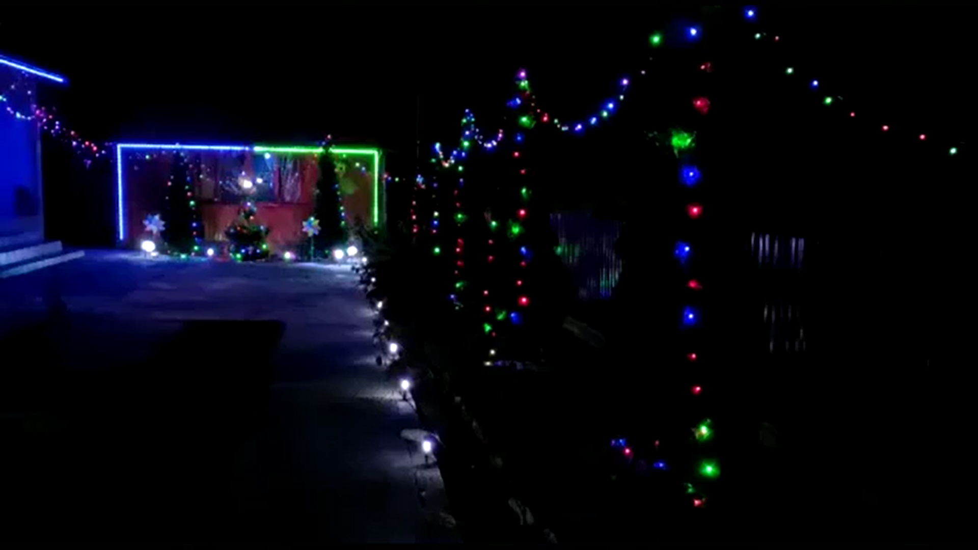 Oamenii s-au grăbit să aducă în curţile şi în casele lor un strop din magia Crăciunului