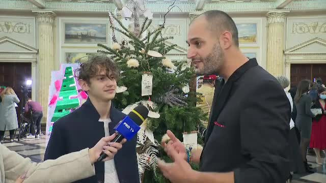 Brazi decorați de artişti şi designeri cunoscuți, scoși la licitație. Banii vor ajunge la copiii nevoiași