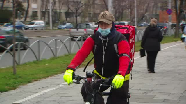 Livratorii de mâncare ar putea beneficia de un salariu minim şi de plata contribuţiilor sociale