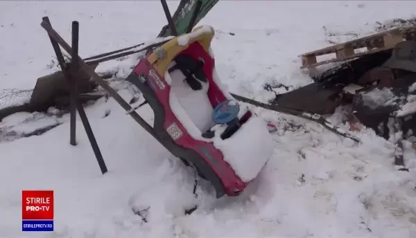 Un bărbat și cei 4 copii au rămas pe drumuri, după ce un incendiu le-a distrus casa. Omul și-a salvat mezinul din flăcări