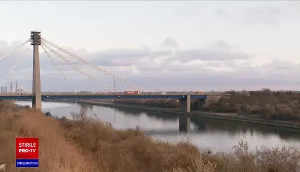 Imagini ireale. Momentul în care mai mulți pirați fură motorină din convoaiele de pe Dunăre