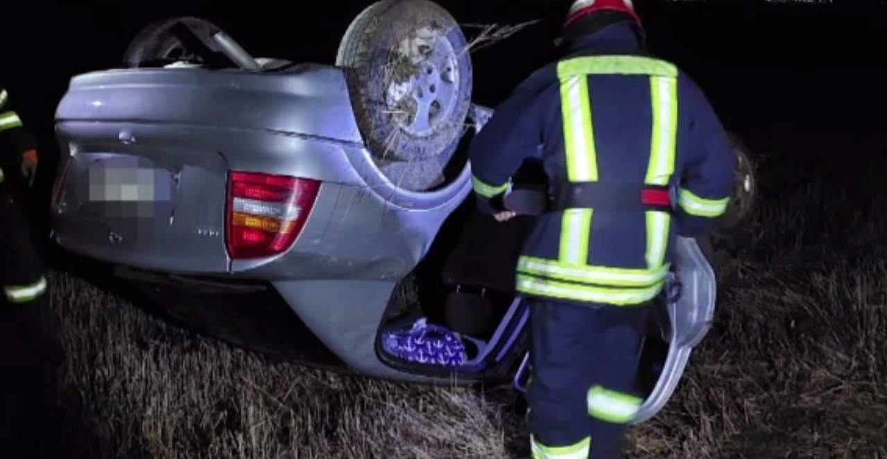 Accident pe A1. O femeie s-a rasturnat cu mașina pe un câmp de lângă autostradă