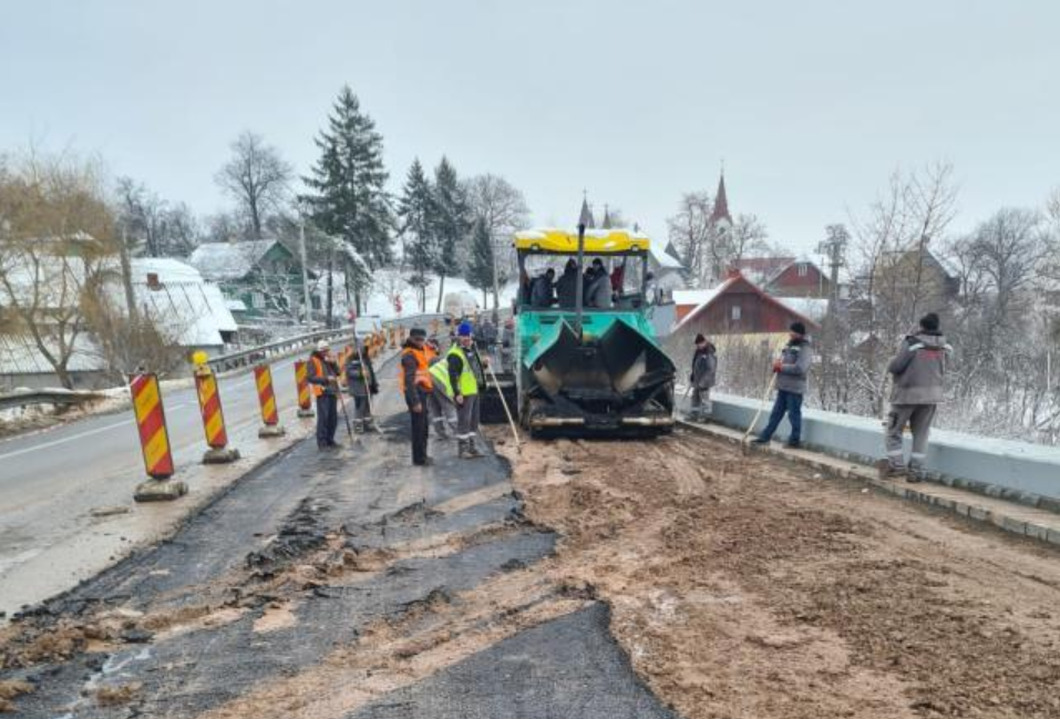 Asfaltare pe un noroi atât de mare, încât camioanele abia puteau să mai iasă, la Suceava