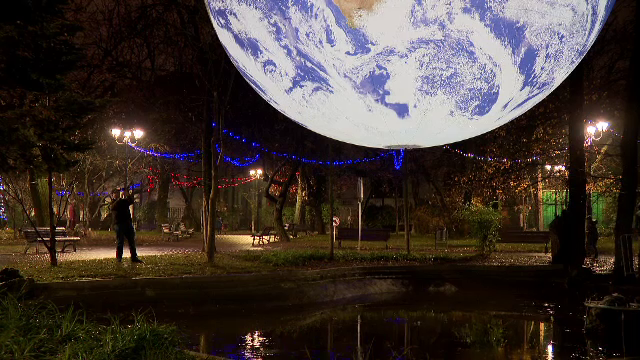 Instalații de lumină spectaculoase, montate în cinci zone din Capitală. Reproducere detaliată a Pământului, în Parcul Ioanid