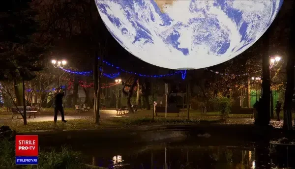 Instalații de lumină spectaculoase, montate în cinci zone din Capitală. Reproducere detaliată a Pământului, în Parcul Ioanid