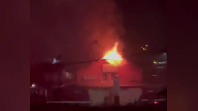 Incendiu la o pensiune din Motru. Mansarda clădirii a fost complet distrusă