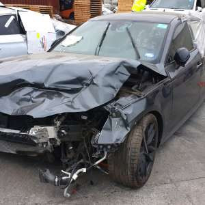 Galerie Foto. Mai multe mașini de lux “daună totală” importate din SUA au fost oprite în Portul Constanţa