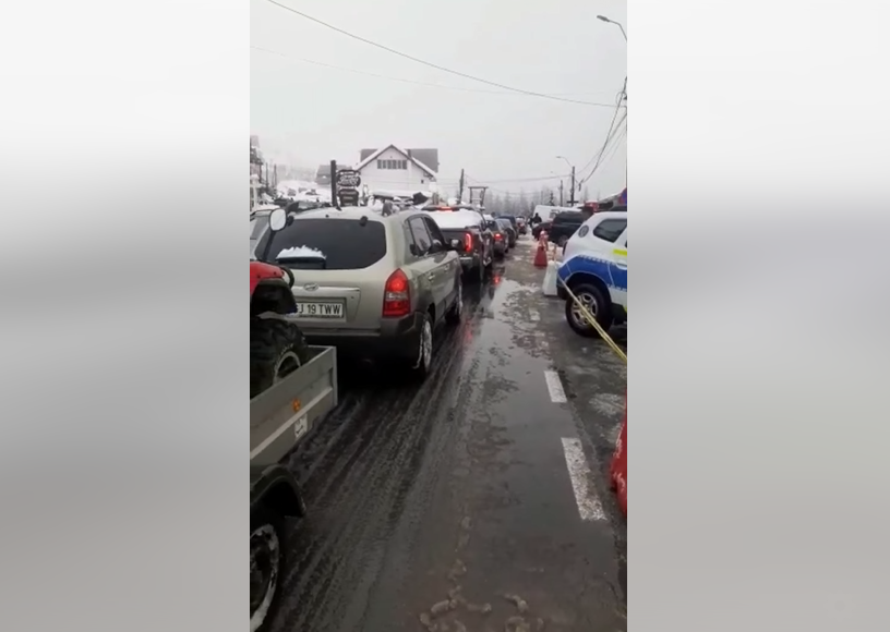 VIDEO. Coloană uriașă de mașini la Rânca. „Pur şi simplu nu mai unde să mai intre”
