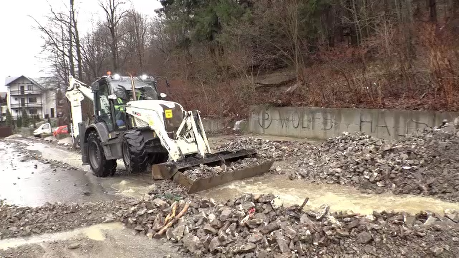 Staţiunile de pe Valea Prahovei au fost lovite de inundaţii violente. Cel mai rău a fost la Sinaia