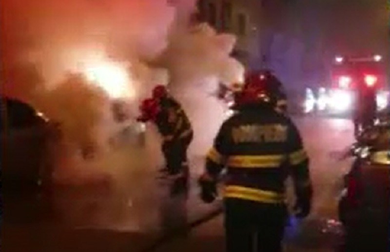 Un bărbat a incendiat o mașină, în Baia Mare. Focul a mistuit autoturismul în doar câteva minute