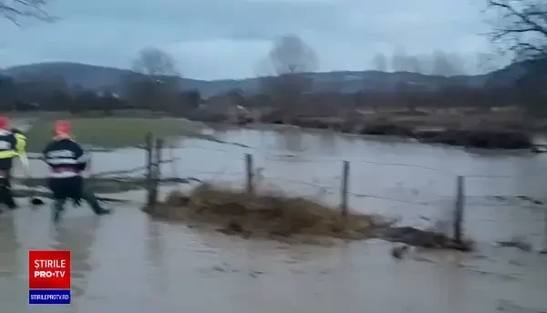Zeci de localități, afectate de inundații. O persoană a fost luată cu mașina de apă
