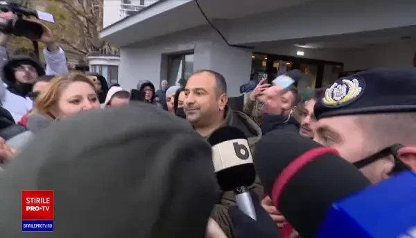 Jurnalista italiană Lucia Goracci, plângere pe numele Dianei Şoşoacă. Ea acuză că a fost muşcată de mână de soţul acesteia