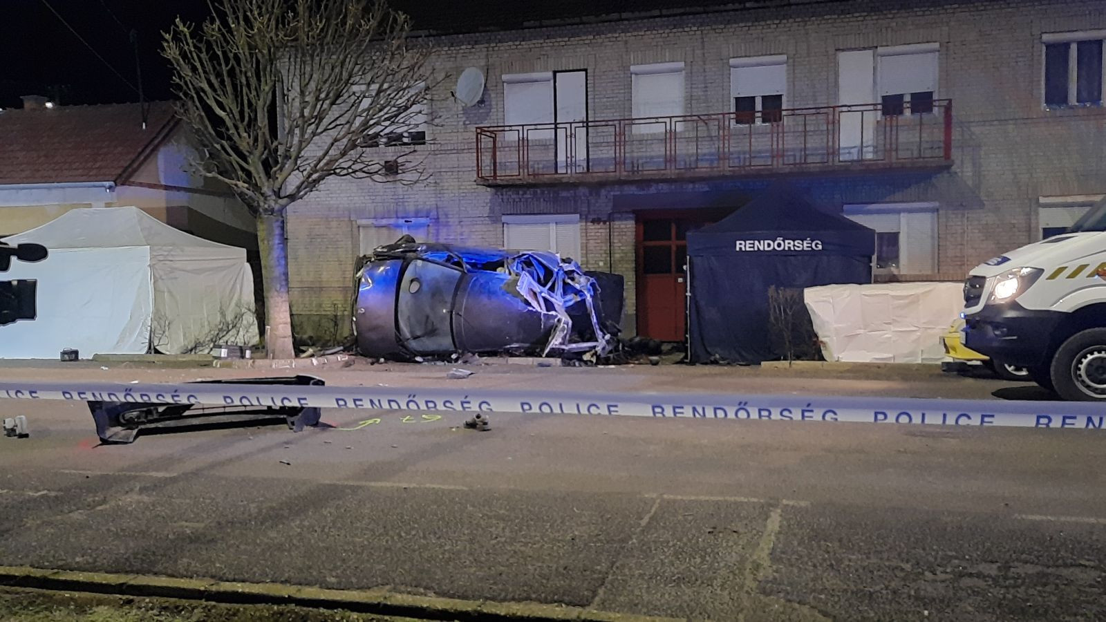 Şapte morţi şi patru răniţi după ce o maşină cu migranţi s-a izbit de o casă în Ungaria