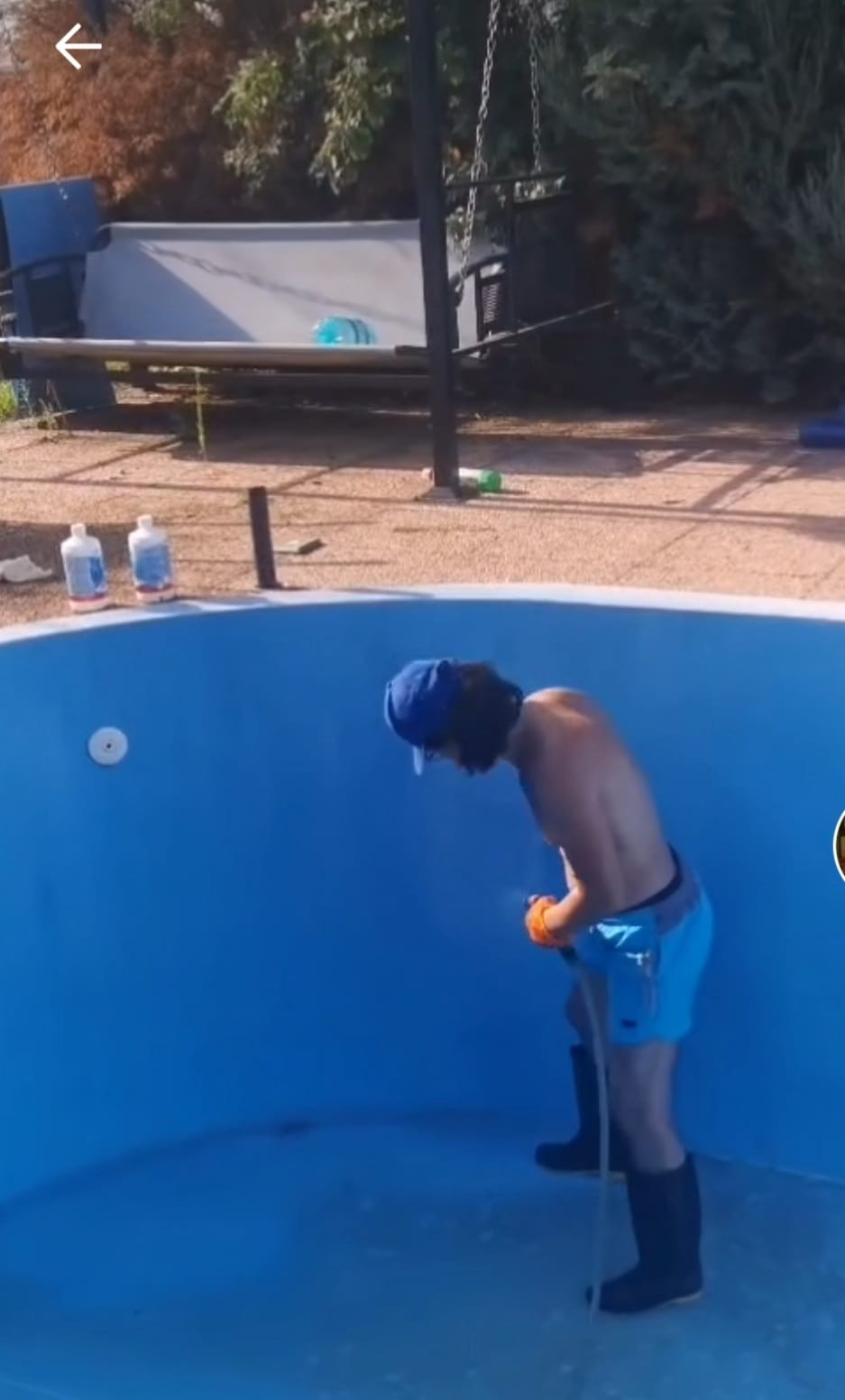 Cristi Danileț curatat piscina