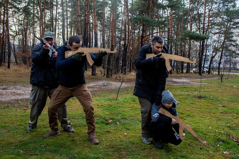 Ucrainenii se înscriu la pregătire militară, pe măsură ce tensiunile din partea Rusiei cresc