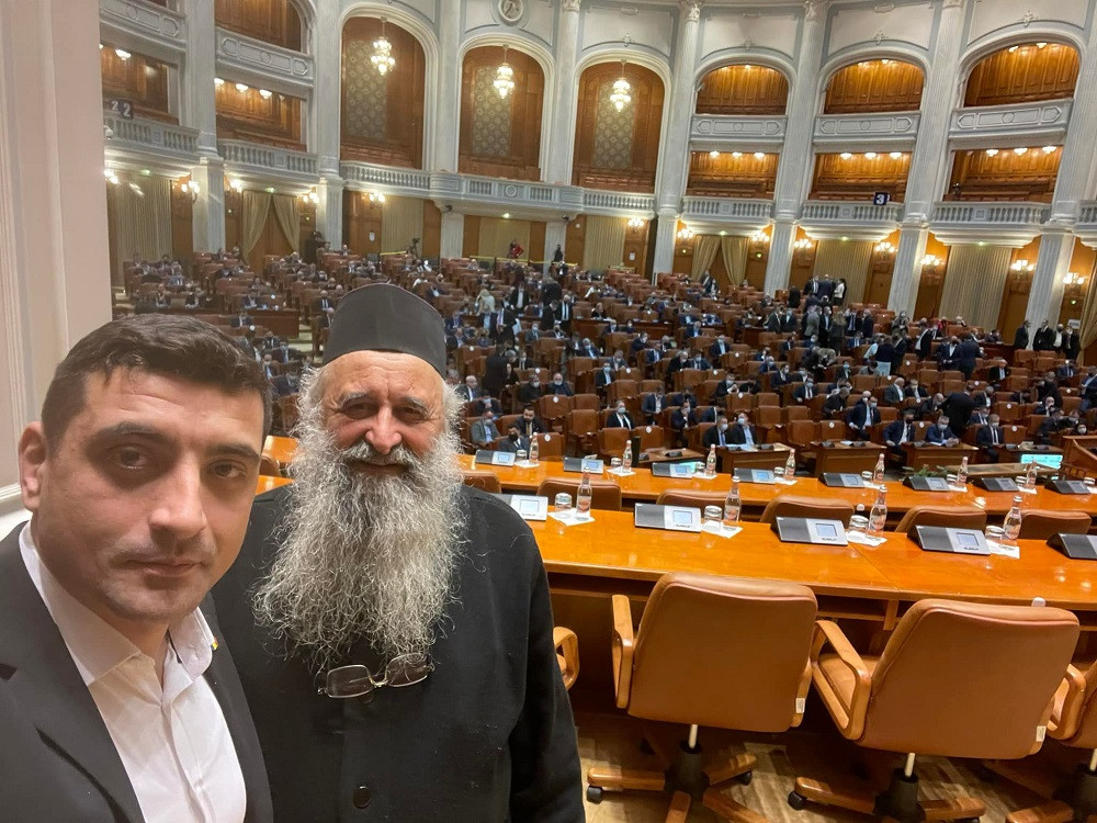 George Simion a adus un călugăr &icirc;n Parlament. "Poate mai scoatem din dracii de aici"