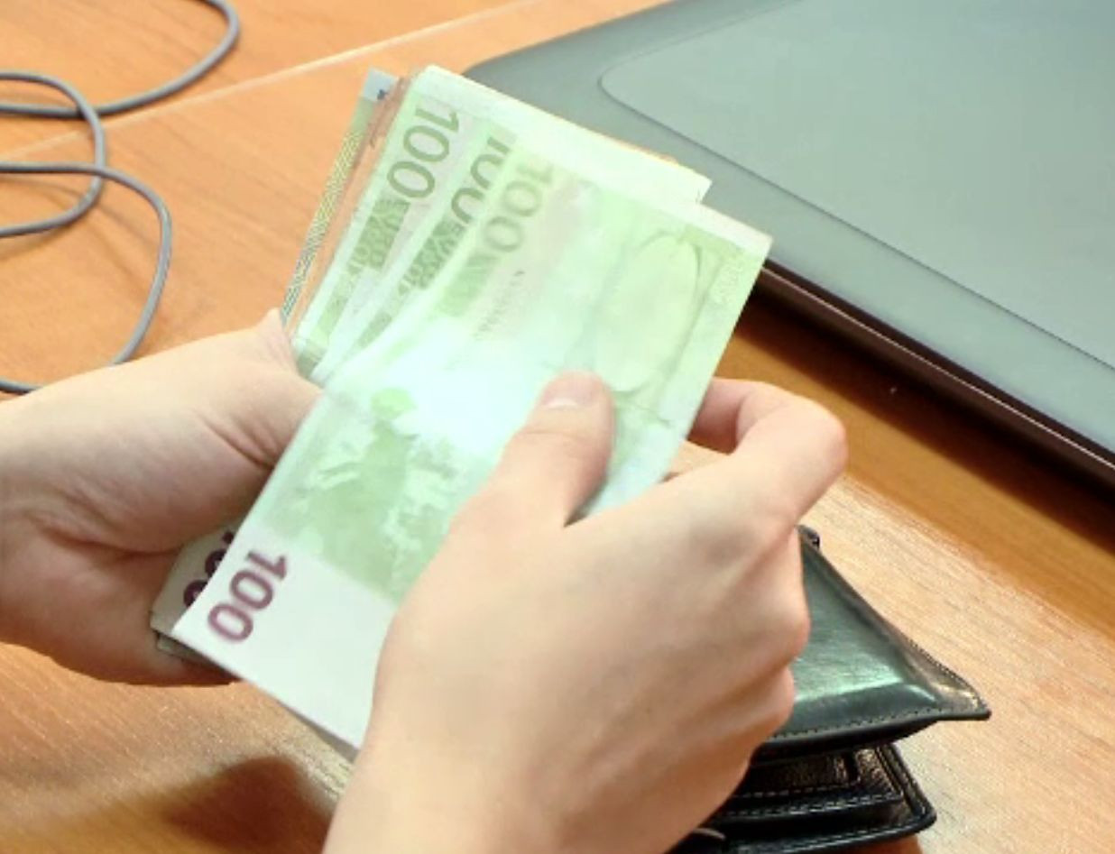 Previziuni economice despre inflație. Când va trece euro de pragul de 5 lei