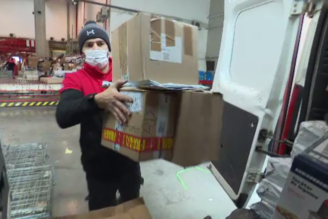 A început maratonul pachetelor. Firmele de curierat au înregistrat cel mai mare număr de comenzi în decembrie 2021