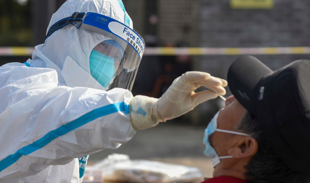 Studiu: Omicron supraviețuiește mai mult pe plastic și piele decât variantele anterioare