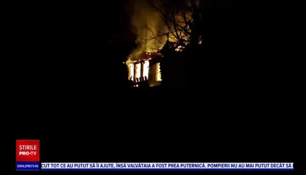 Doi soți au murit într-un incendiu puternic din Bacău. Vecinii nu au reușit să îi salveze