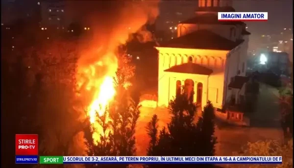 Un incendiu puternic a izbucnit în curtea unei biserici din sectorul doi al Capitalei