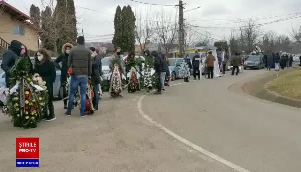 Ioana Vanesa a fost înmormântată de rude și prieteni, la Iași. Casa părintească s-a umplut de coroane