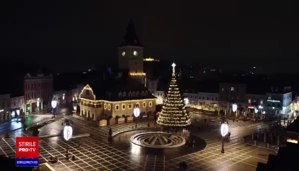 Brasovul a devenit celebru pentru bradul amplasat în Piața Sfatului