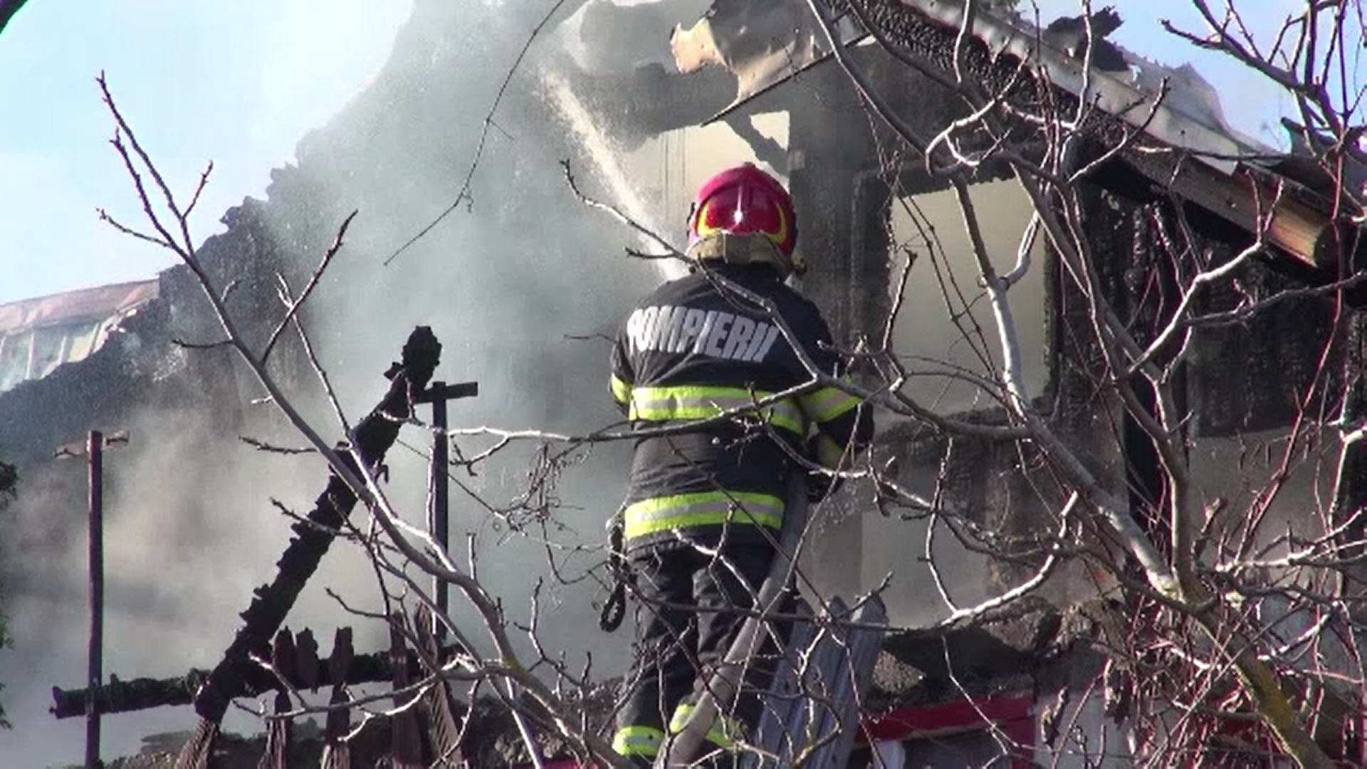 Un bărbat din Bacău a rămas pe drumuri după ce și-a dat foc la casă din greșeală