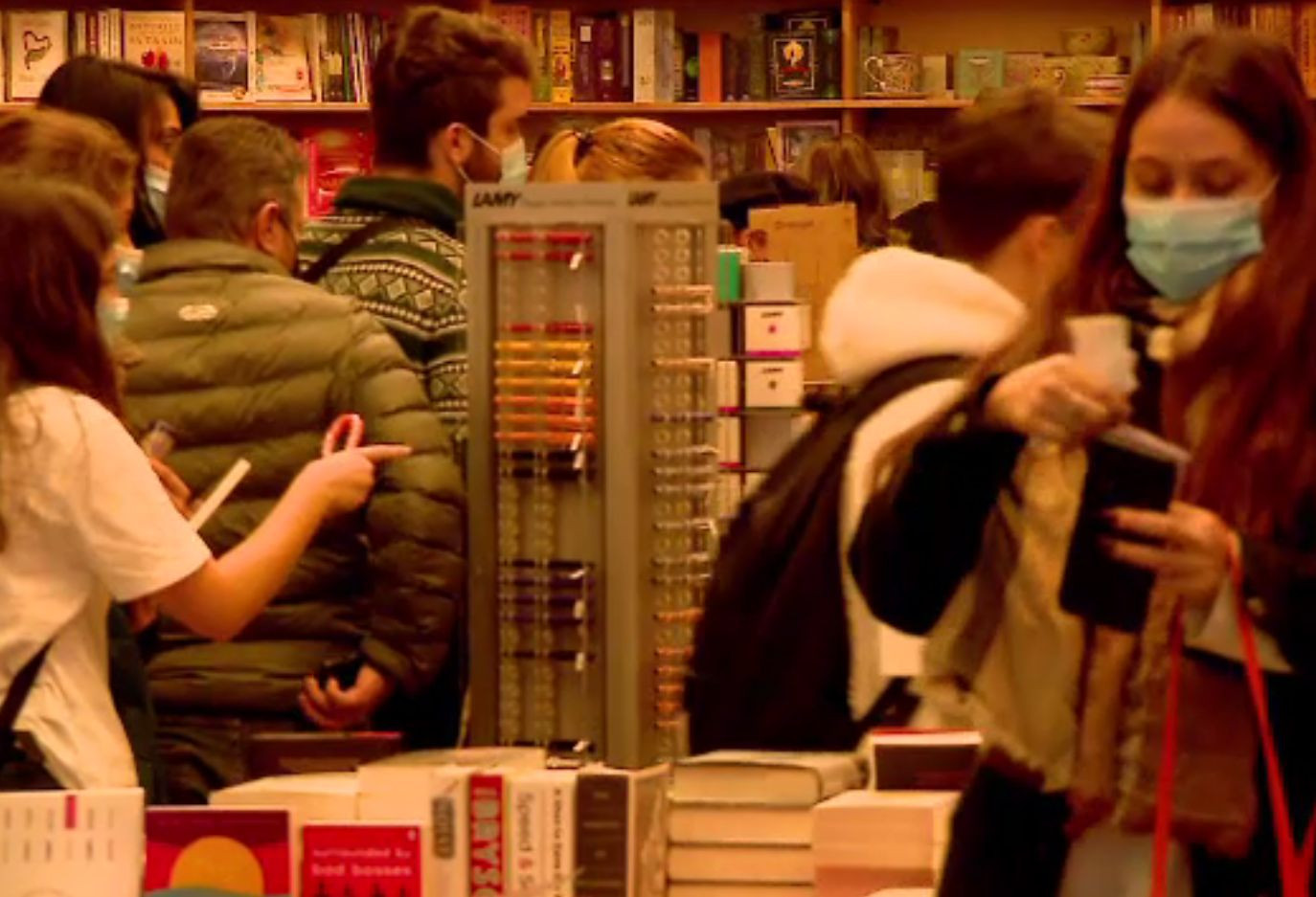 Goana după cadouri. Aglomerația de sărbători a pus stăpânire pe șosele și malluri