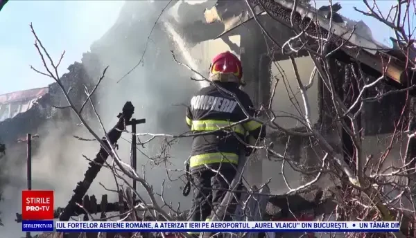 Un bărbat din Bacău a rămas pe drumuri după ce și-a dat foc la casă din greșeală