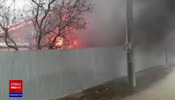 Bacău: Șase persoane au rămas fără locuință în plină iarnă, după ce casa lor a ars din temelii