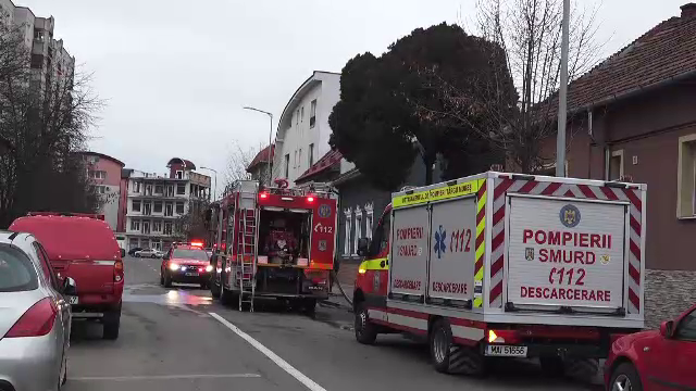Incendiu la un imobil cu 8 apartamente, din Târgu Mureș. Polițiștii au deschis un dosar penal