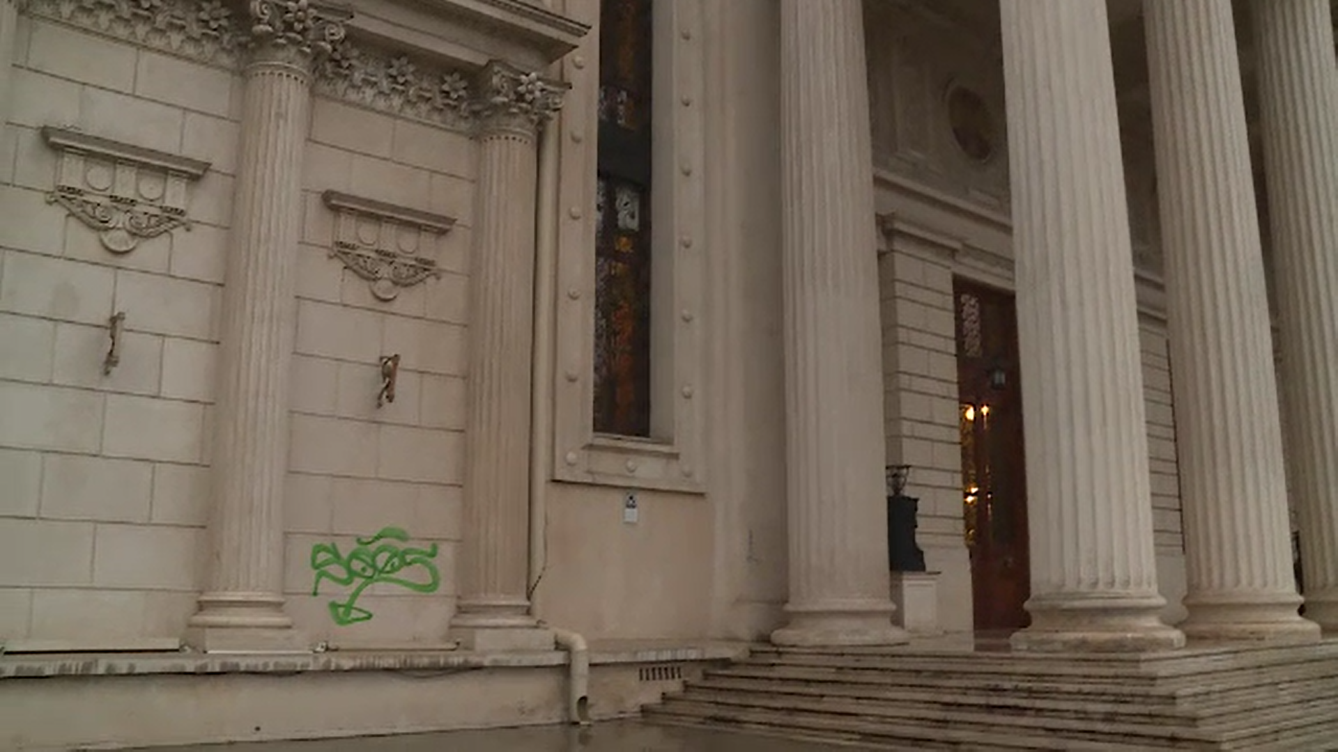 Ateneul Român a fost pictat un "graffiti tag". Asociație: ”E o formă de exprimare și nu trebuie neapărat oprită”