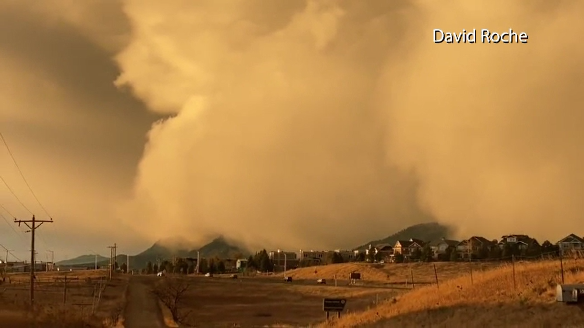 După tornadele care au devastat oraşe întregi, în SUA și-au făcut apariţia furtunile de zăpadă şi de praf
