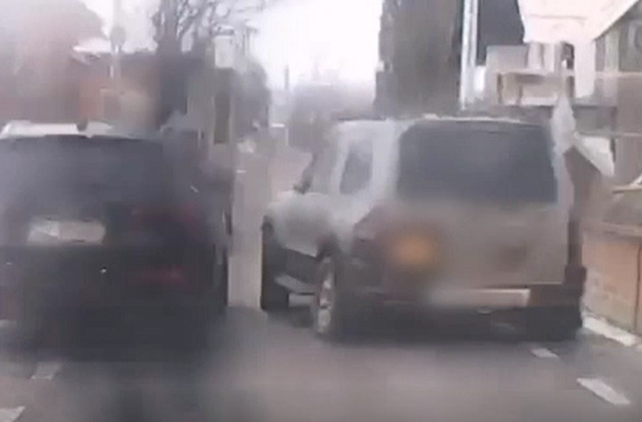 Urmărire cu focuri de armă în Suceava. Șoferul a sărit din mașină și a fugit pe un deal