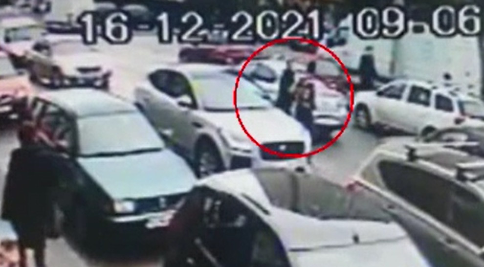 Doi șoferi din Iași și-au împărțit pumni și picioare în trafic. Bătaia a fost surprinsă de camerele de supraveghere din zonă