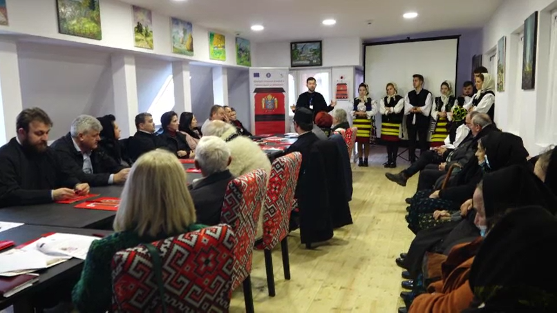 Mai mulți voluntari și preoți din Maramureș le oferă mese calde și ajutor medical bătrânilor