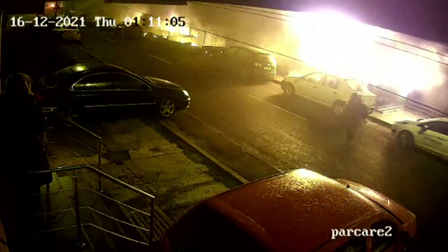 Imagini dramatice de la incendiul din Constanța: Oamenii aleargă prin flăcări, un bărbat iese din parcare cu haina arzând