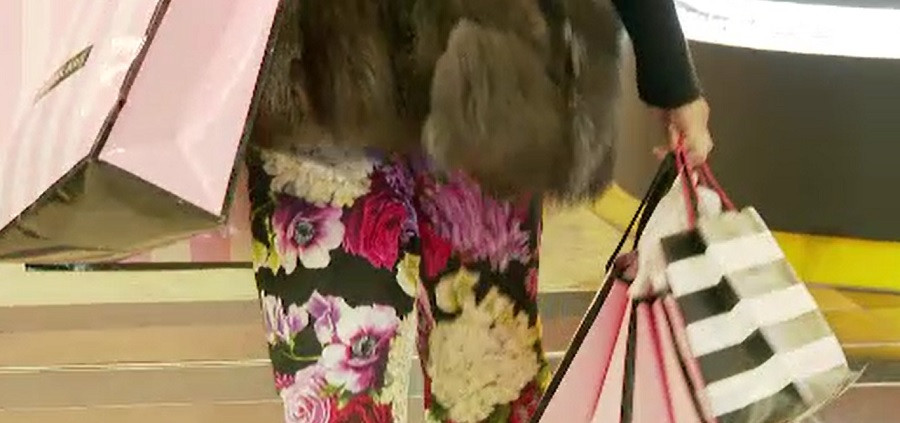 Topul celor mai neinspirate cadouri de sărbători. Cănile și puloverele ocupă locuri fruntașe