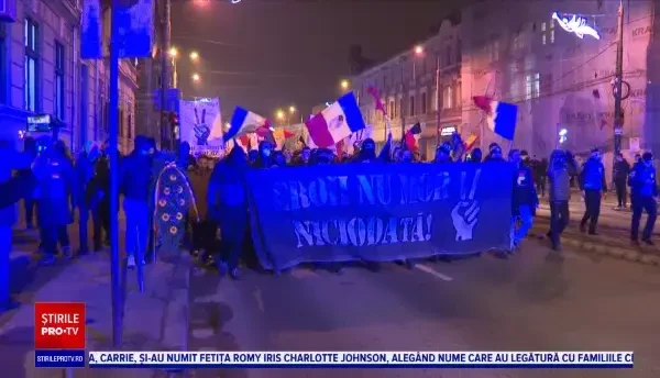 Marșul Eroilor pe străzile Timișoarei, la 32 de ani de la izbucnirea Revoluției. Femeie: „Mă întreb poate ce am câștigat?”