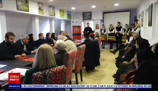 Mai mulți voluntari și preoți din Maramureș le oferă mese calde și ajutor medical bătrânilor