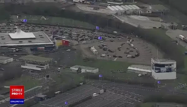 Coloane imense de mașini la punctul de trecere a Canalului Mânecii, după ce Franța a închis granițele pentru toți britanicii