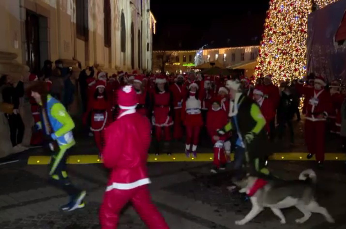 Cursă cu Moși Crăciuni și Crăciunițe la Sibiu, pentru o cauză nobilă. S-au strâns fonduri pentru sportivii cu dizabilități