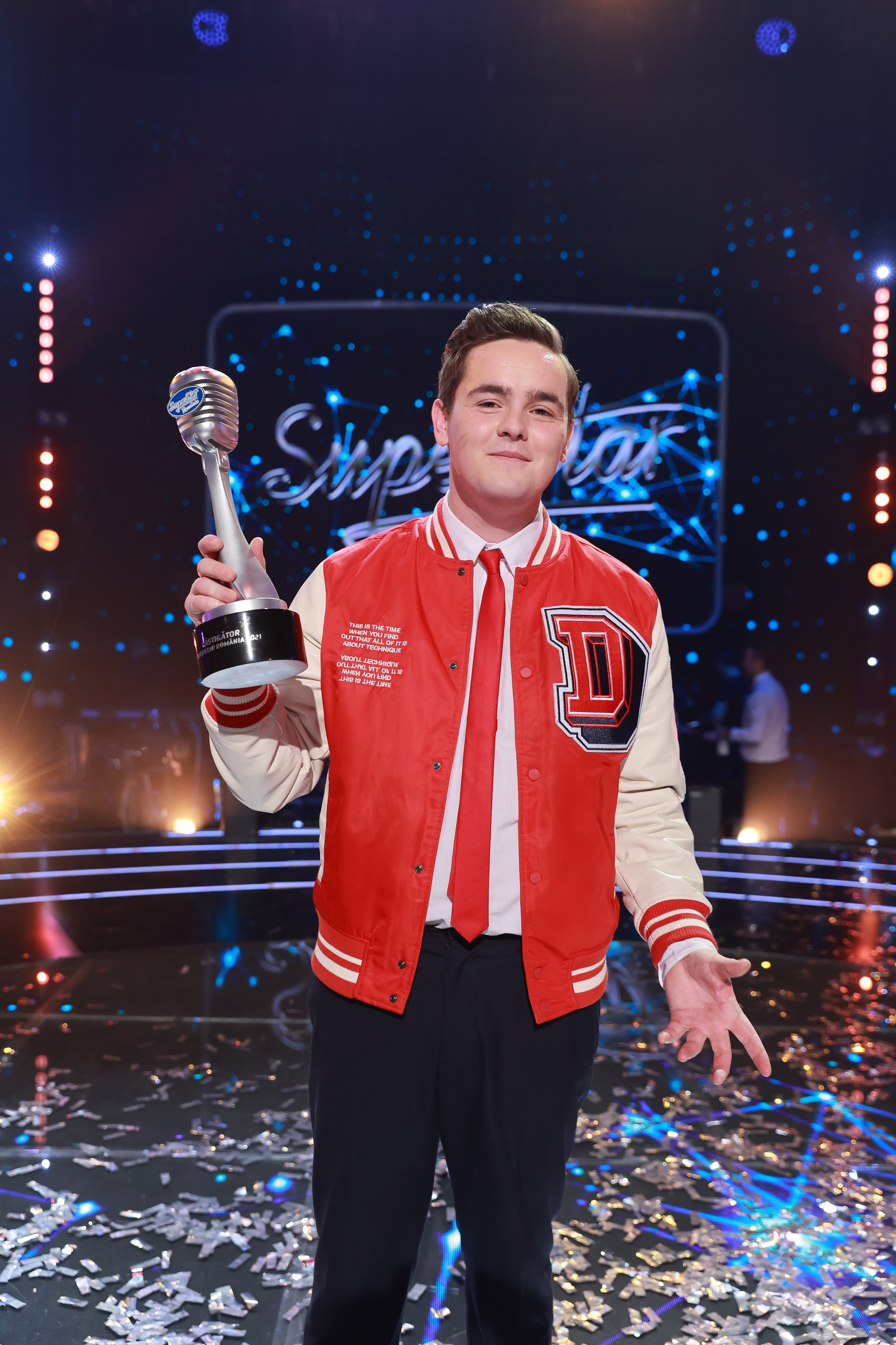 Alessandro Mucea este c&acirc;știgătorul primului sezon SuperStar Rom&acirc;nia și al celui mai mare premiu pus vreodată la bătaie