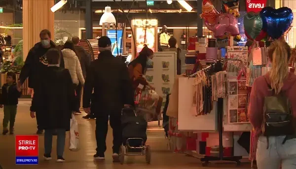 Centrele comerciale și piețele au fost pline ochi de oameni veniți la cumpărături pentru Sărbători, în acest weekend
