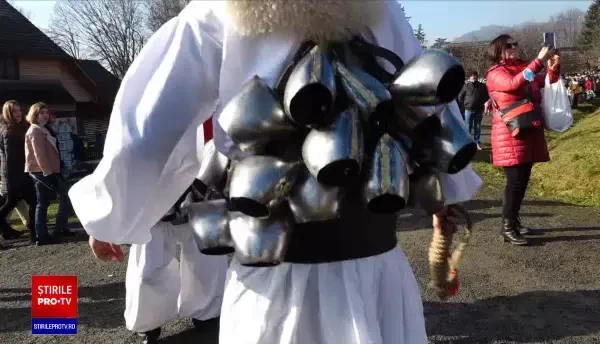 Turiștii români și străini au fost invitați să guste în avans din plăcerea sărbătorilor de iarnă, chiar în curtea unui muzeu