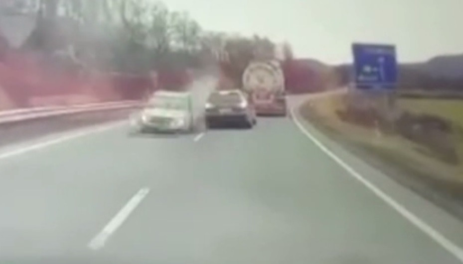 Un șofer din Dej, aproape de tragedie, după ce a încercat să depășească o cisternă. Scena a fost filmată