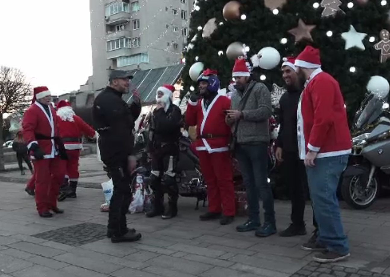 Ajutoarele lui Moș Crăciun au venit pe motoare, la Târgu Mureș. Au dăruit și au invitat și copiii să facă donații